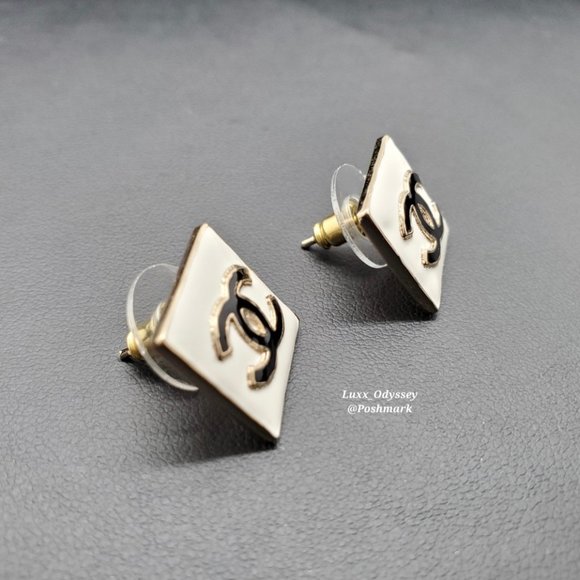 Chanel CC Logo Earrings - Picture 7 of 11